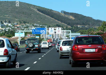 Traffic Flow viel befahrenen Autobahn am Stadtrand von Kapstadt Südafrika RSA gesehen während der Rush Hour am Abend Stockfoto