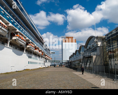 Das riesige Kreuzfahrtschiff Star Princess liegen am Kai in der Stadt von Rotterdam Niederlande Stockfoto