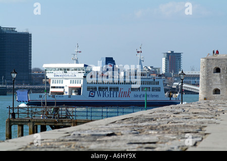 Isle Of Wight Roll-on Roll off Passagierfähre St. Helena verlässt Portsmouth Harbour südlichen England UK Stockfoto