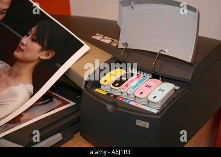 Tintentanks auf einen modernen Tintenstrahldrucker Hewlett Packard A3 Format. Stockfoto