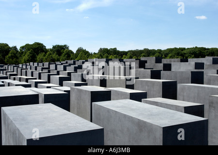 Blick über hügelige Gebiet der konkreten Stelen des Holocaust-Mahnmal in Berlin, Deutschland Stockfoto