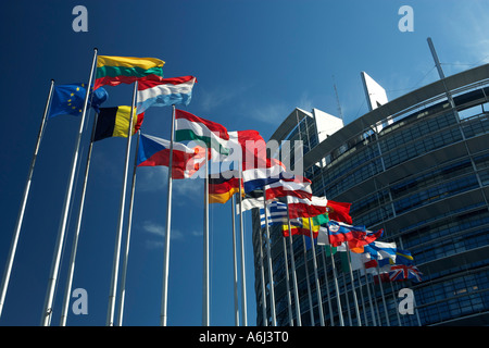 Fahnenmasten mit Fahnen der Europäische Union Länder Schlag vor dem Gebäude des Europäischen Parlaments in Straßburg, Frankreich Stockfoto