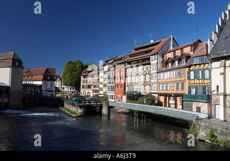 Blick über den Fluss Ill auf der Viertel Petit France in der historischen Altstadt der Stadt Straßburg, Frankreich Stockfoto