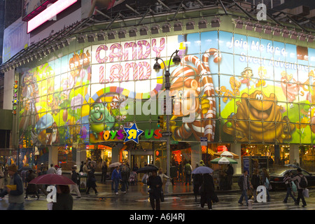 NEW YORK CITY NY USA Toys R Us Toy Store Exterieur in Times Square am Abend Straßenszene in Manhattan bei Regen Stockfoto