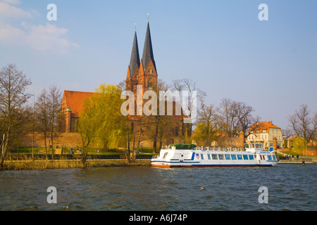 Europa Europa Deutschland Deutschland St. Trinitatis Dominikanerkloster Brandenburg Neuruppin Hafen Hafen Ruppiner See See Kirche Stockfoto