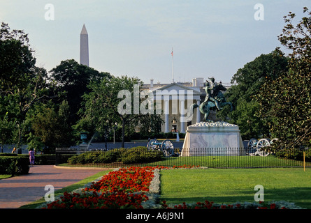 Gärten am Eingang ins Weiße Haus mit der Obelisk des Washington Monument im Hintergrund, Washington DC, USA zu sehen. Stockfoto