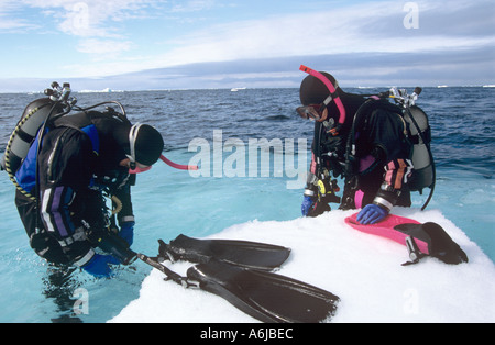 Taucher vorbereiten, der im Wasser am Rande Eis in der Arktis nördlich von Svalbard Spitzbergen auf 81 Grad Nord Stockfoto