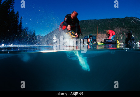 Schneiden Sie ein Loch in das Eis Eis-Taucher Stockfoto