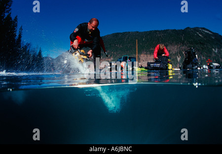 Schneiden Sie ein Loch in das Eis Eis-Taucher Stockfoto