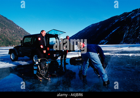 Schneiden Sie ein Loch in das Eis Eis-Taucher Stockfoto