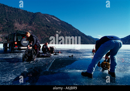 Schneiden Sie ein Loch in das Eis Eis-Taucher Stockfoto