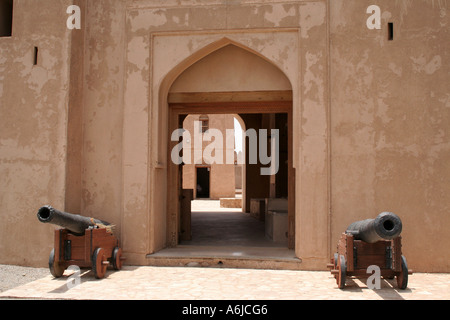 Jabrin Castle, Oman, zwei Kanonen bewachen den Eingang zum fort Stockfoto