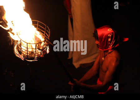 Fackelträger in das große Kandy Esala Perahera Festival in Kandy, Sri Lanka Stockfoto