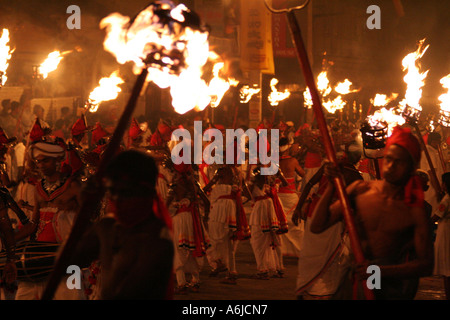 Tänzer in das große Kandy Esala Perahera Festival in Kandy, Sri Lanka Stockfoto