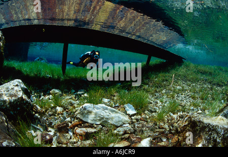 Taucher im klaren Bergsee Stockfoto