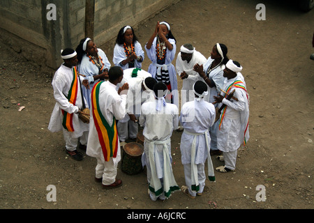 Lalibela, Äthiopien, traditionelle Sänger tanzen und führen Sie für eine Feier anlässlich der Eröffnung eines neuen Hotels. Stockfoto