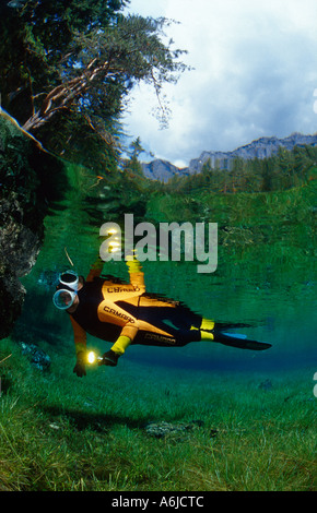 Taucher im klaren Bergsee Stockfoto