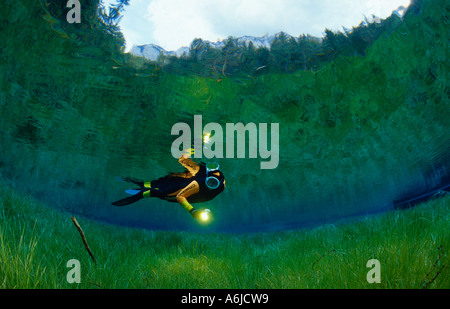 Taucher im klaren Bergsee Stockfoto