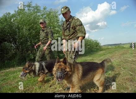 Polnischen Grenze Wache Offiziere mit Hunden an der polnisch-ukrainischen Grenze, Malhowice, Polen Stockfoto