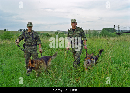 Polnischen Grenze Wache Offiziere mit Hunden an der polnisch-ukrainischen Grenze, Malhowice, Polen Stockfoto