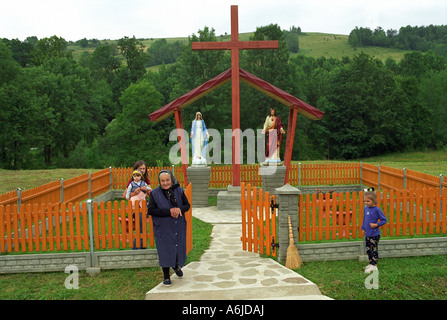 Menschen an ein Kreuz und die Figuren der Gottesmutter und Jesus Christus, Turzansk, Polen Stockfoto