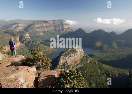 Tourist am Blyde River Canyon Site anzeigen. Zeigen Sie über Blyde River Dam und in das Lowveld, Mpumalanga, Südafrika an Stockfoto
