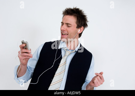Executive mit einem MP3-Player Ipod singen Stockfoto