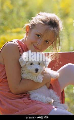 Mongrel (Canis Lupus Familiaris). Kleinen weißen Hund mit Mädchen Stockfoto