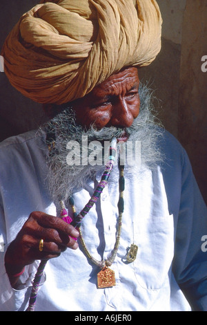 Mann aus Indien mit Wasserleitung, Indien, Rajasthan, Jodhpur Stockfoto