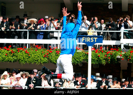 Jockey Lanfranco Dettori tun einen Sieg springen, Royal Ascot, Großbritannien Stockfoto