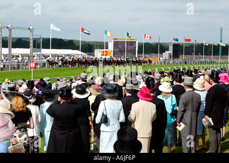 Menschen bei Pferderennen Royal Ascot, Großbritannien Stockfoto
