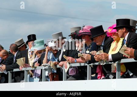 Menschen bei Pferderennen Royal Ascot, Großbritannien Stockfoto