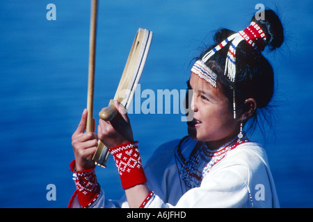 Inuit-Mädchen in Kulusuk spielen der Trommel, Kulusuk, Tasiilaq, Grönland, Dänemark Stockfoto