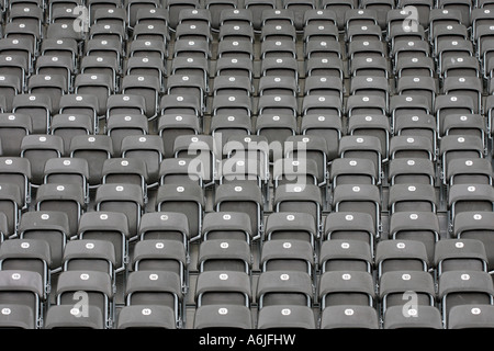 Leere Sitze in einem Stadion, Berlin, Deutschland Stockfoto