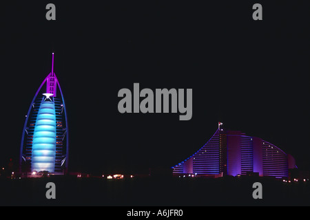 Burj Al Arab, höchsten Hotel der Welt und Jumeirah Beach Hotel bei Nacht, Vereinigte Arabische Emirate, VAE, Dubai Stockfoto