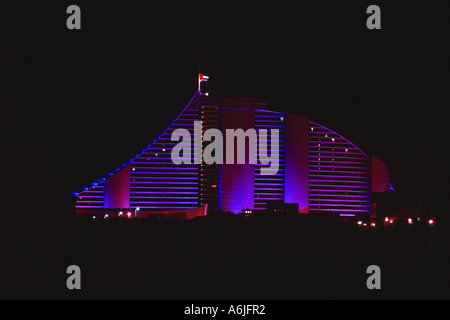 Burj Al Arab und Jumeirah Beach Hotel durch die Nacht, Vereinigte Arabische Emirate, Dubai Stockfoto