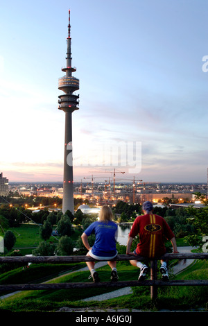 Junger Mann und Frau im Olympiapark in München, Deutschland Stockfoto