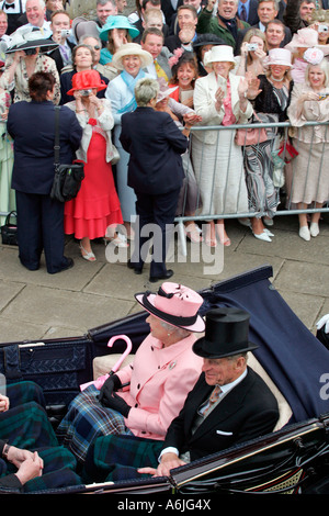 Menschen, die unter Begrüßung ihrer Majestät der Königin Elisabeth II und ihr Ehemann seine königliche Hoheit Prinz Herzog von Edinburgh Stockfoto