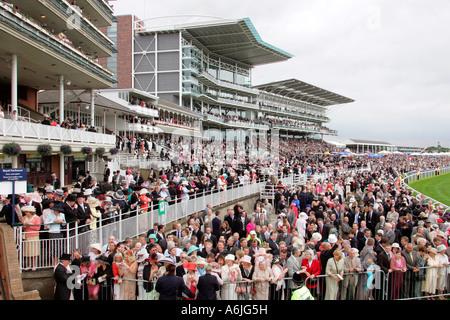 Menschen bei Royal Ascot Pferderennen, York, Großbritannien Stockfoto