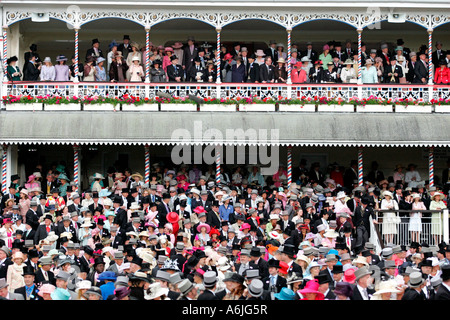 Menschen bei Royal Ascot Pferderennen, York, Großbritannien Stockfoto