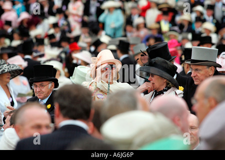 Frau am Royal Ascot Pferderennen, Blick durch ein Fernglas, York, Großbritannien Stockfoto