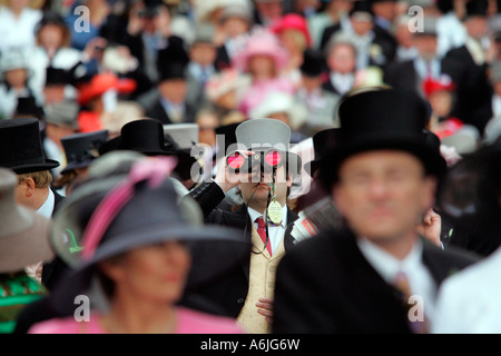 Mann am Royal Ascot Pferderennen, Blick durch ein Fernglas, York, Großbritannien Stockfoto