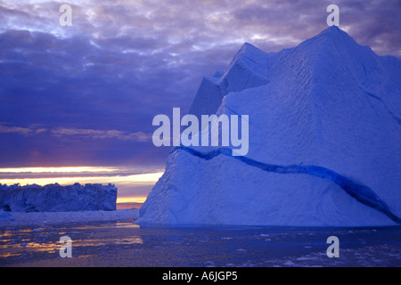 Sonnenuntergang in einem Eisfjord, blaues Eis, Ilulissat Stockfoto