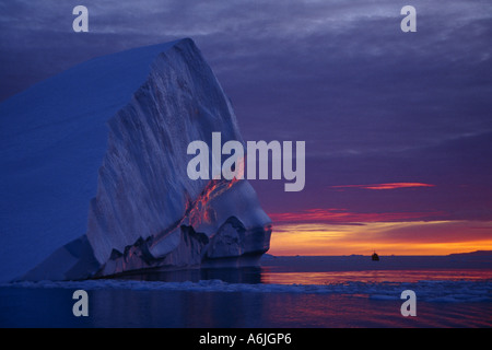 Sonnenuntergang in einem Eisfjord, blaues Eis, Ilulissat Stockfoto