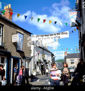 Beschäftigt Hay-on-Wye Straßen und Geschäfte während der Hay Festival, Wales, UK Stockfoto