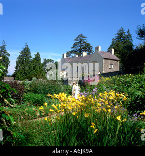 Besucher, die an Blumen blühen im Penelope Hobhouse Garten & Haus am Llangathen Aberglasney Gardens in Carmarthenshire Wales KATHY DEWITT Stockfoto