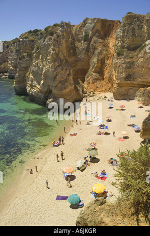 In der Nähe von Lagos, Praia de Dona Ana Blick von den Klippen der Algarve Portugal Stockfoto