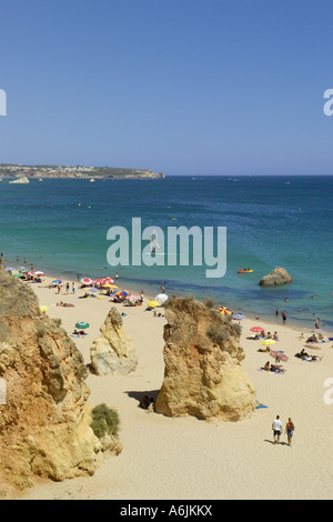 Portugal-die Algarve Praia de Vau im Sommer, Sonnenschirme, Strand und Felsen Stockfoto