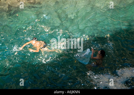 Taucher aus Quebrada Klippen Reinigung das Wasser aus dem Papierkorb - Acapulco Stockfoto