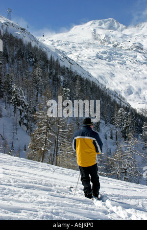 Mann auf der Skipiste Plattjen Saas Fee Schweiz Blick auf den Gletscher oben Stockfoto